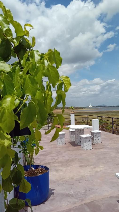 Lake Edge Resort 阿努拉德普勒 外观 照片