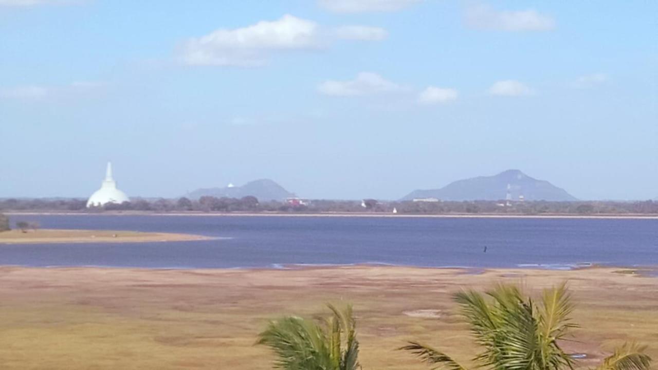 Lake Edge Resort 阿努拉德普勒 外观 照片