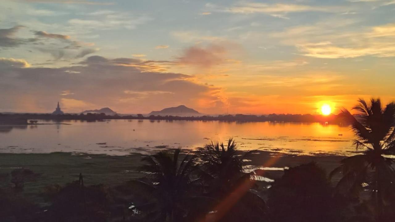 Lake Edge Resort 阿努拉德普勒 外观 照片