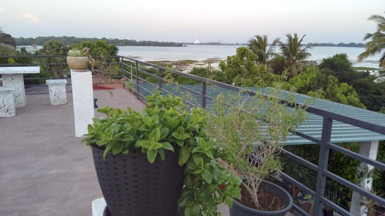 Lake Edge Resort 阿努拉德普勒 外观 照片