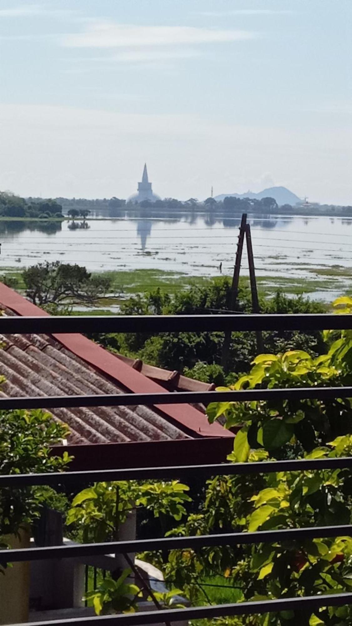 Lake Edge Resort 阿努拉德普勒 外观 照片